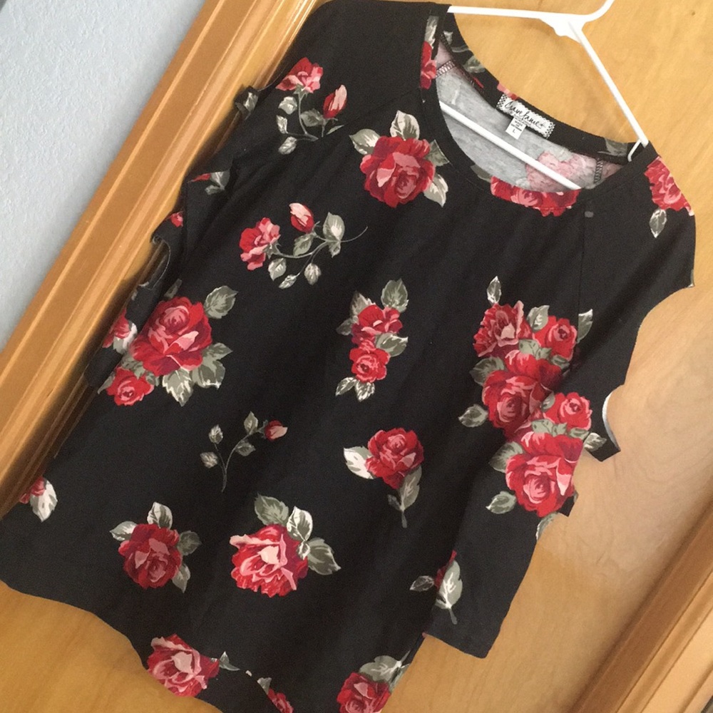 💸2/$20 sale💸Black & rose print cut out sleeves